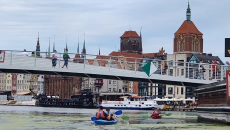 Wakacyjny spływ kajakowy po starym mieście w Gdańsku
