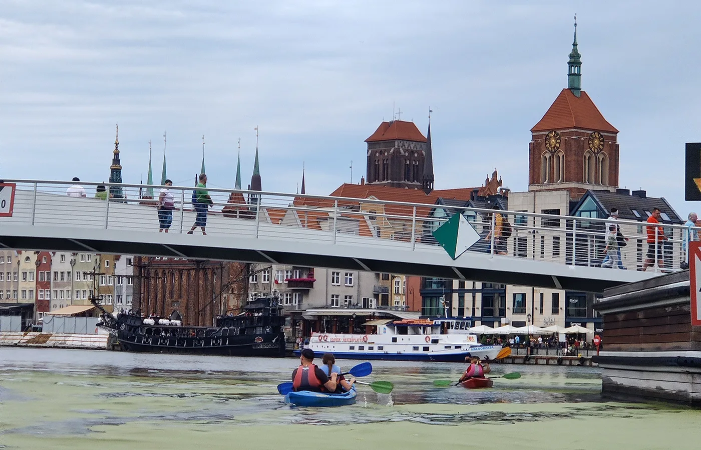 Wakacyjny spływ kajakowy po starym mieście w Gdańsku